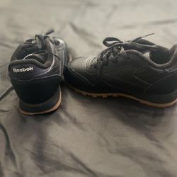 Reebok Leather Sneaker (Unisex/Toddler/size 9)