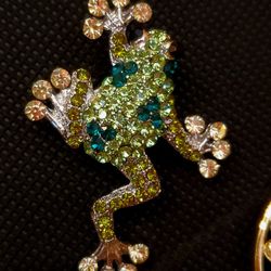 Rhinestoned Frog Shaped Brooch 