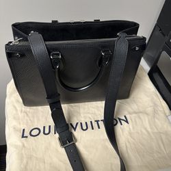 Louis Vuitton Authentic Lockme leather handbag Good condition Black
