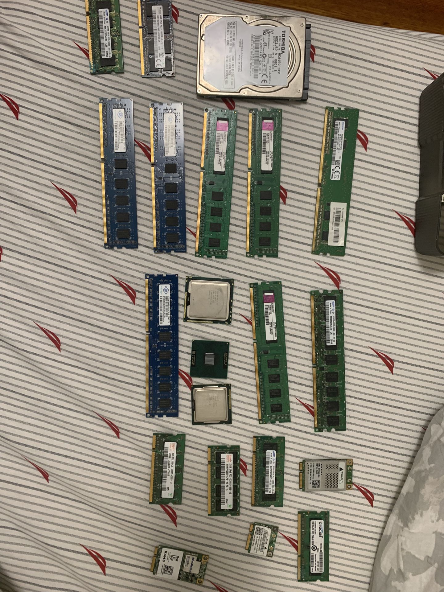 BOX WITH OLD CPUS, 2-8GB OF RAM, FOR PC AND LAPTOPS, AND TOSHIBA LAPTOP HARDRIVE