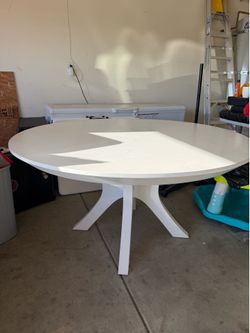 White Round table