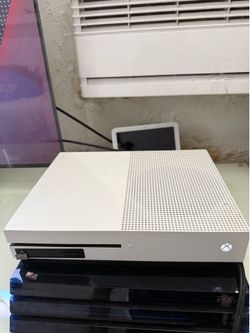 Xbox one s 1tb 1 game no remote