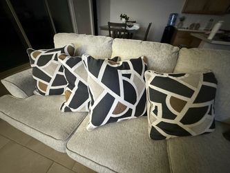 4 pillows ( NEW )