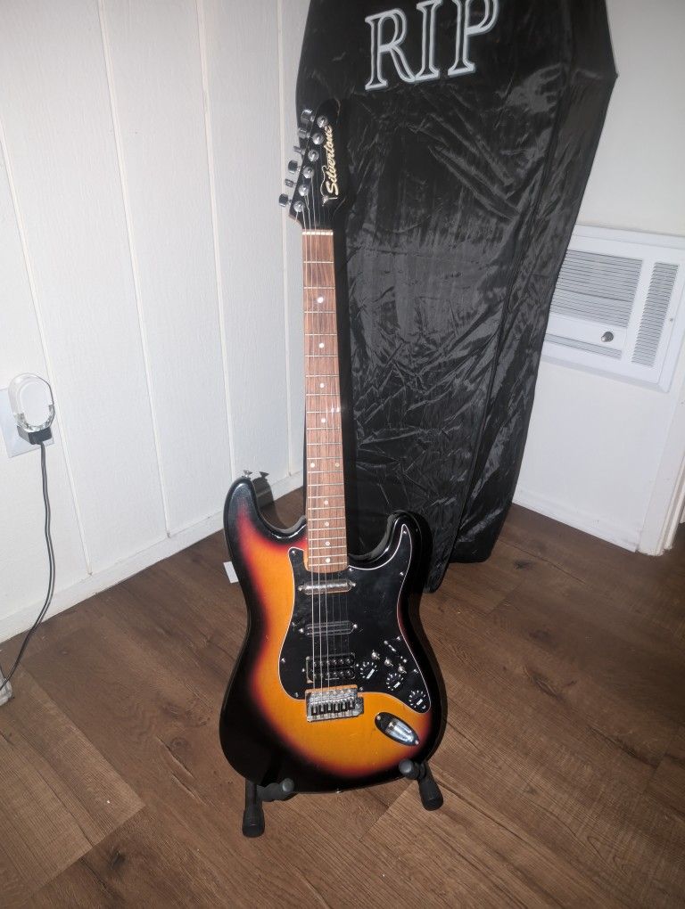 Electric Guitar Silvertone Strat