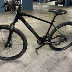 Giant Aluxx. 27 Speed Large Size Lightweight Aluminum Frame With Disc Brakes 