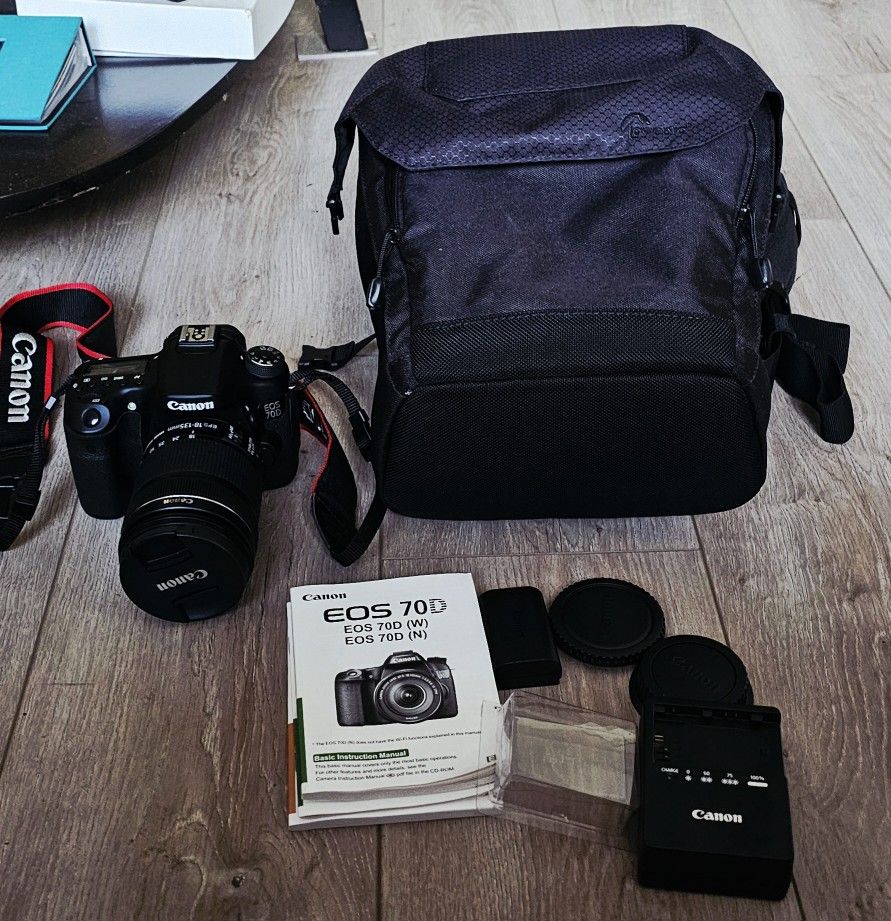 Canon EOS 70D DSLR 18-135mm IS STM Kit with f/3.5-5.6 Lens
