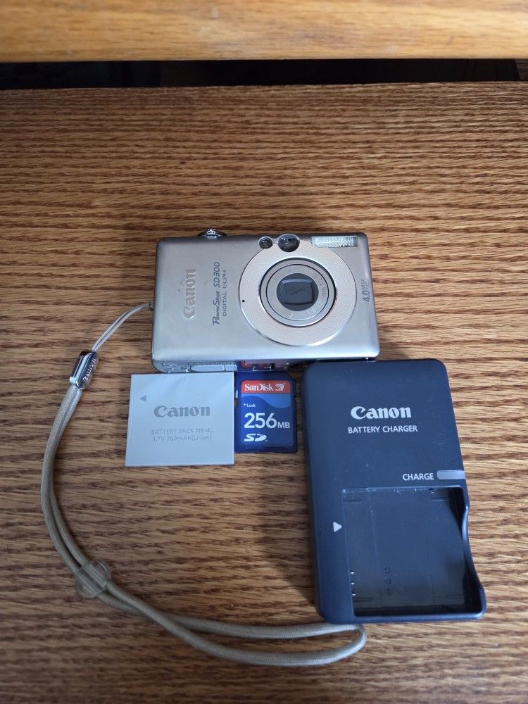 Canon PowerShot SD300 Digital Elph Camera With Battery Tested Works