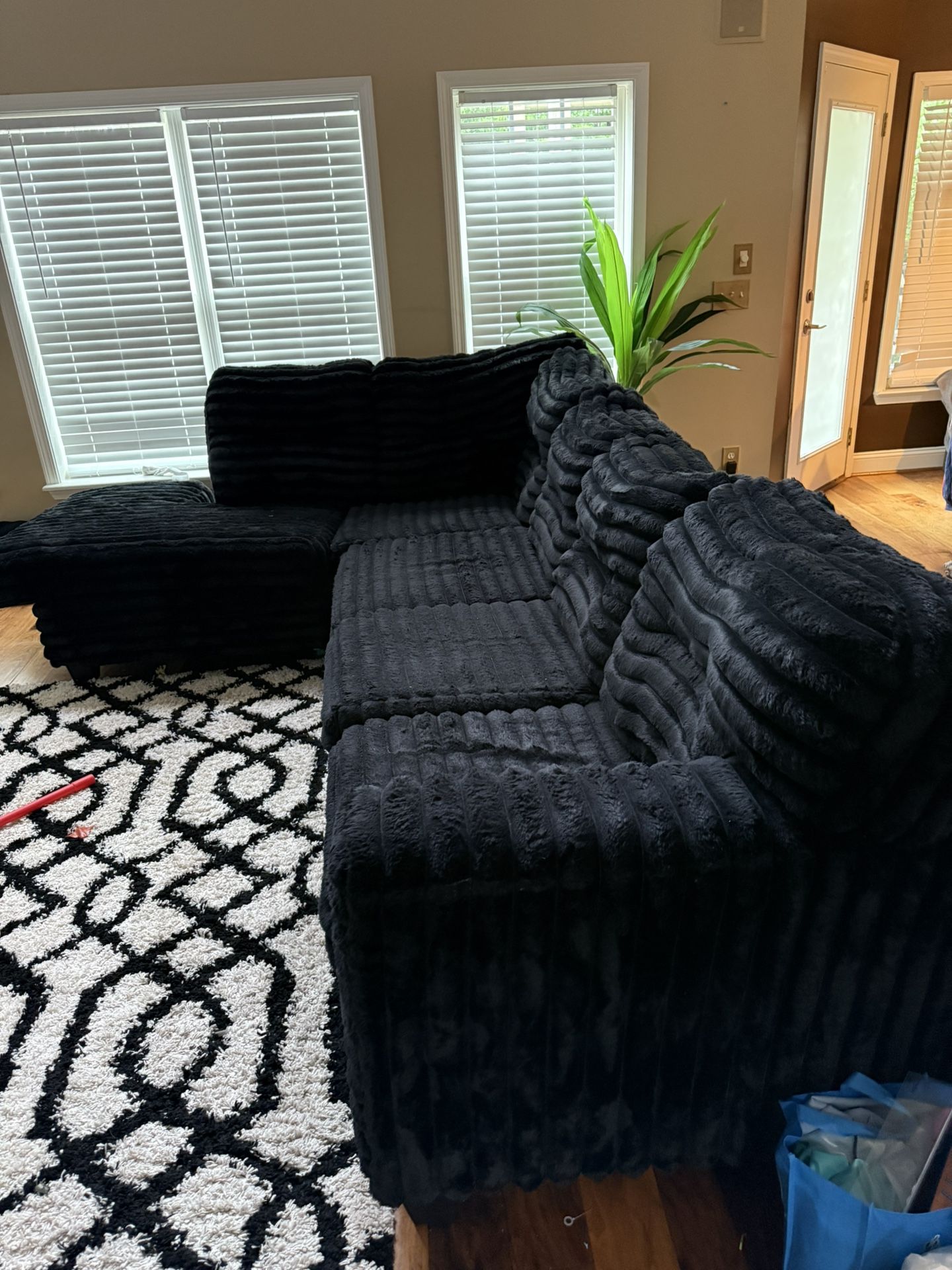 GREAT CONDITION BLACK DESIGNER COUCH GREAT MATERIAL SUPER CHEAP!!!