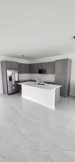 Custom Kitchen Cabinets in Doral – Showroom, Design, Personalized Service, Fast Delivery & Professional Installation