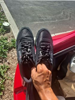 10.5 Solid black Reebok Classics