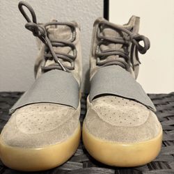 Yeezy 750 Light Grey Glow Gum