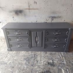 DRESSER
