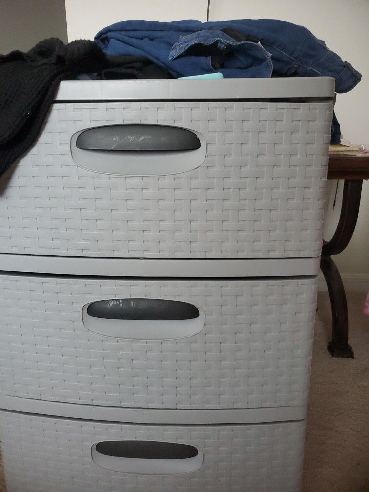 Grey Plastic Dresser for Sale in Fort Pierce, FL OfferUp