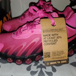Air Max DN8 Sneaker in Laser Fuchsia, Black & Sport Fuchsia
Nike Size 8 Women's 