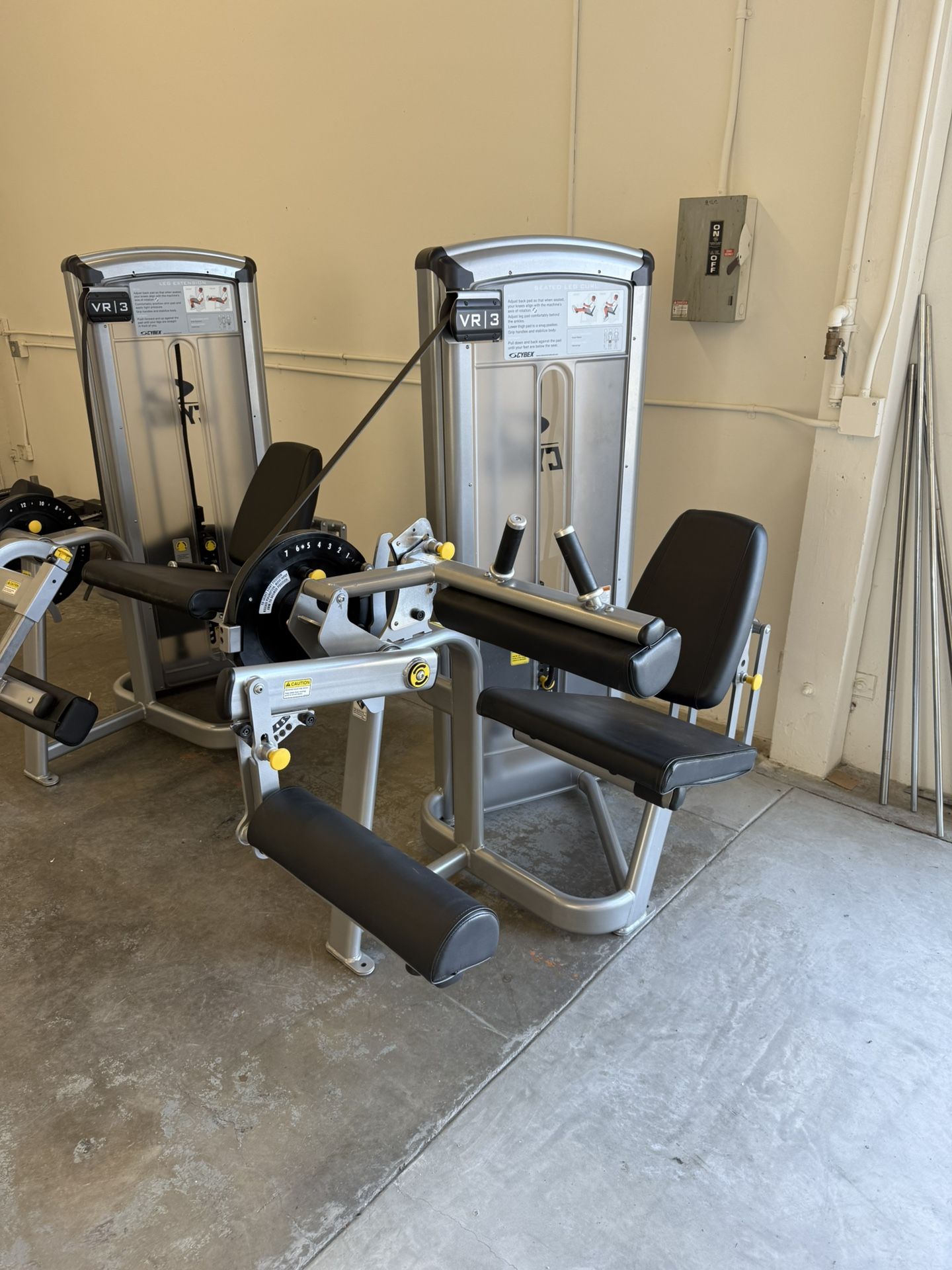 Cybex VR3 leg extension and leg curl in like new condition, Commercial gym equipment. Mint condition