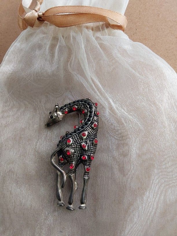 VTG Giraffe-Black Silver Tone with Red & Black Rhinestone Lapel Pin