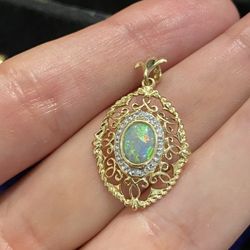 10K GOLD AUSTRALIAN OPAL PENDANT  