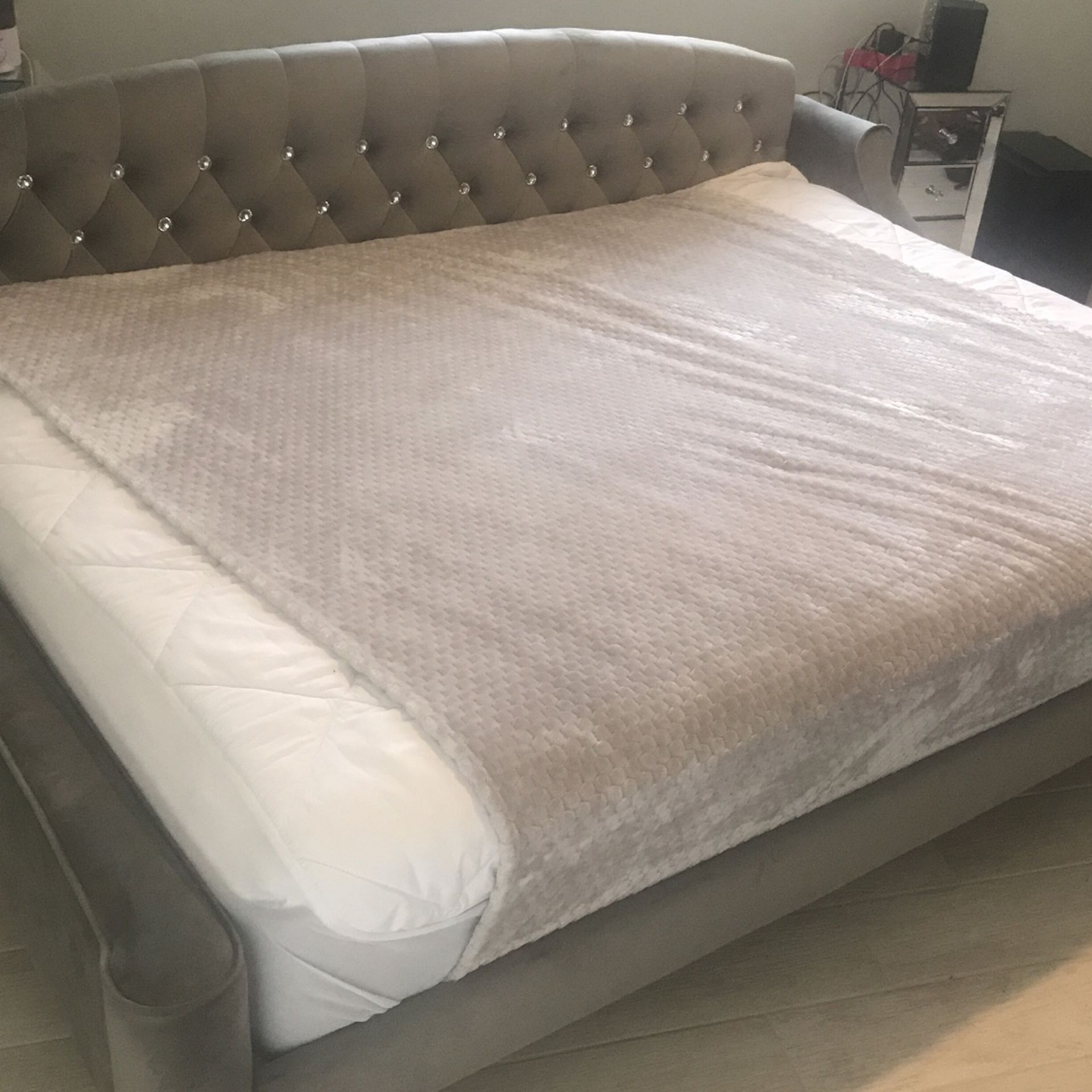 Queen Daybed With Crystal Headboard Plus Queen Mattress