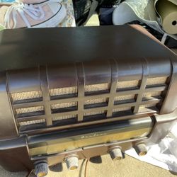 Vintage Montgomery Ward Radio Comes On Needs Antenna Added  