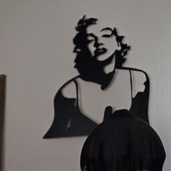 Marilyn  Monroe  Lights Up