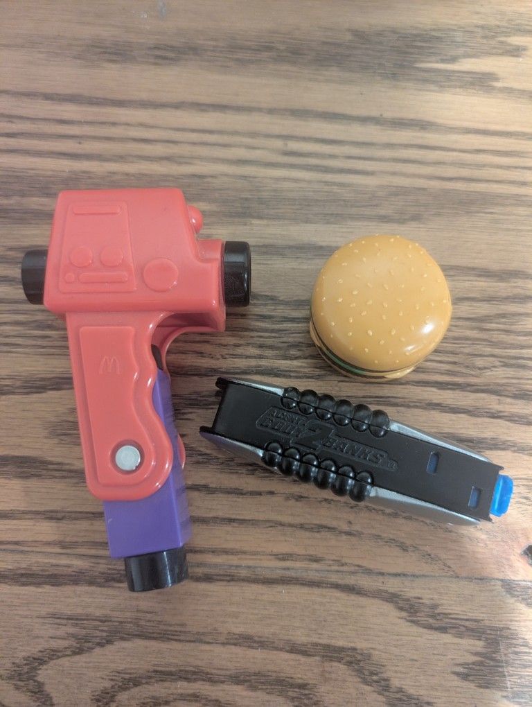 Makin Movies 1992 McDonald's Happy Meal Toys - Movie Camera2004 Wendy's Kids Meal Toy Agent Cody Banks 2 Destination London Gadget , windup Hamburger 