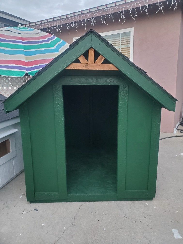 XL Dog House