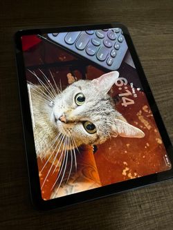 Apple iPad 10th Gen – Excellent Condition 🔥
Screen Protector + Protective Case Included