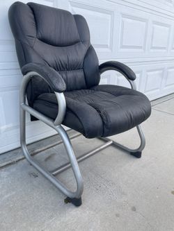 Black Office Chair Great Working In good condition Located in North Fontana