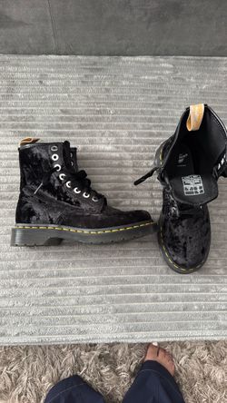 New Doc Marten velvet ribbon lace black boots size 37