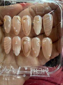 Press on nails