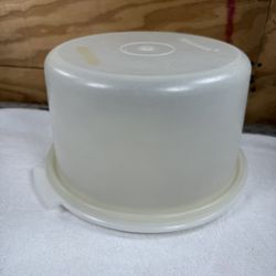 Tupperware Cake Carrier Keeper White 684-1 SUPER CLEAN  Be sure to take a look at all the other items I have listed for sale.  Pick up in Deer Park, T