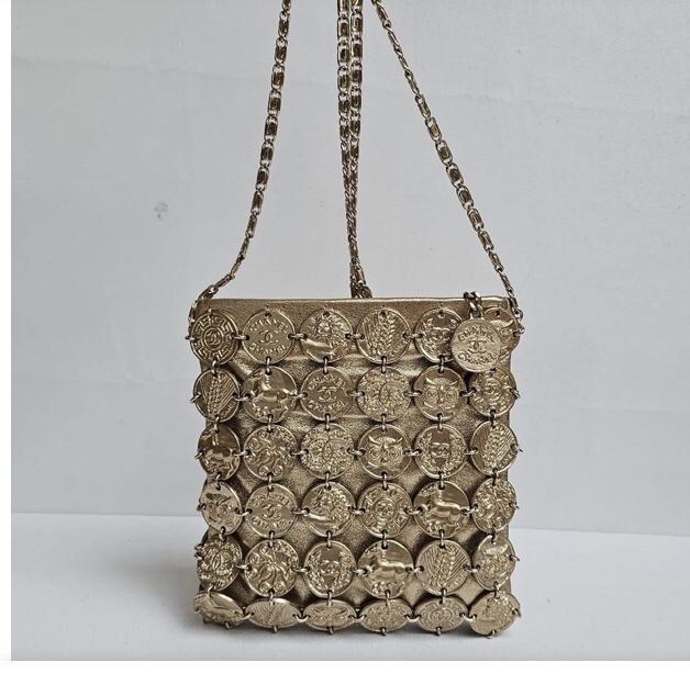 Rare Chanel Cruise 2018 Metier D’Art Gold Medallion Chain Bag