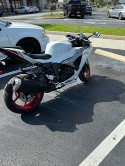 2024 Kawasaki ZX-6R Sportbike