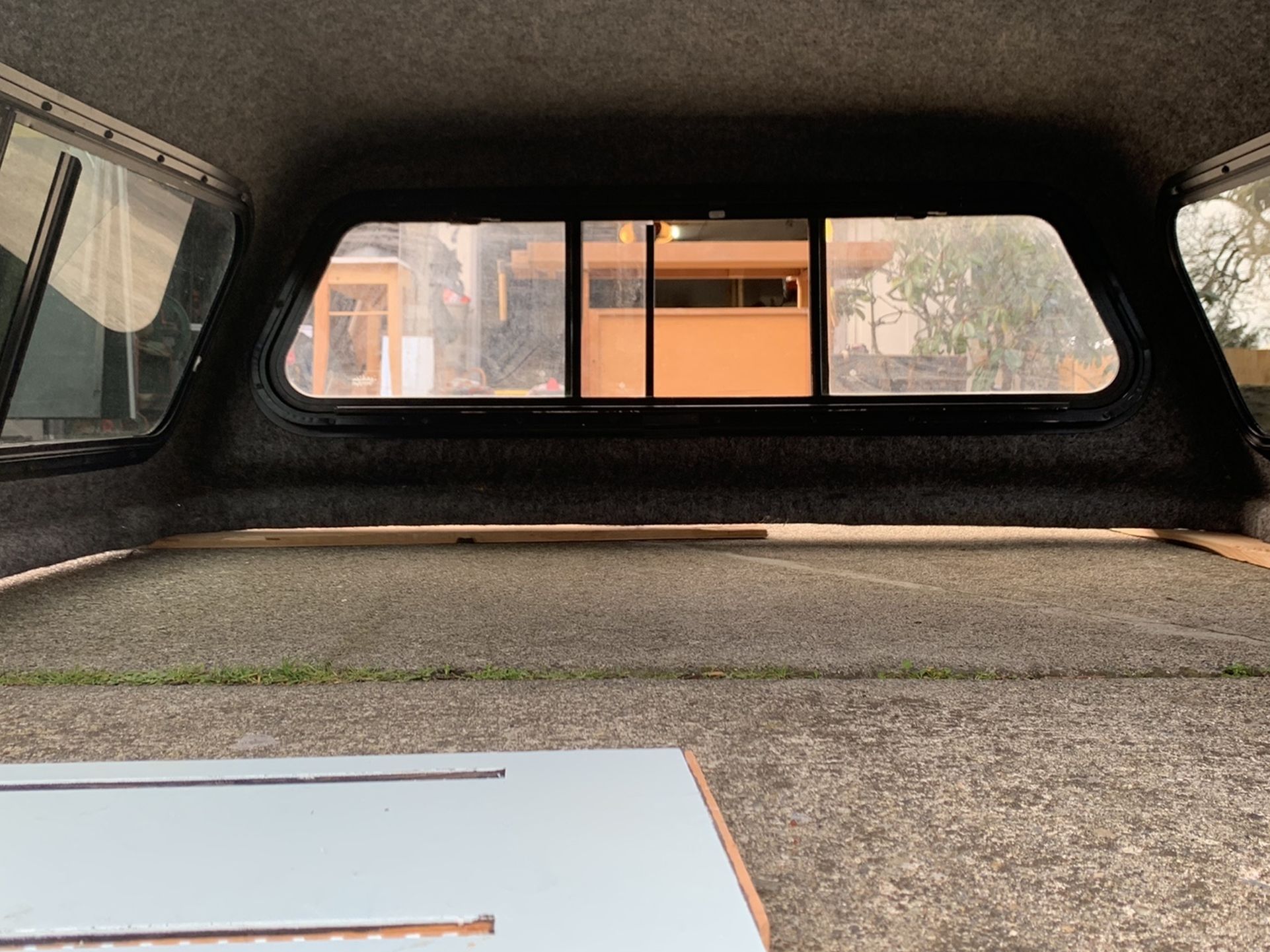 Leer Camper shell for 2004 Toyota Tacoma quad cab silver in color