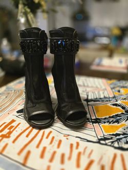 Beautiful booties Karl Lagerfeld Size 9