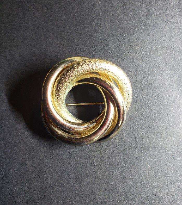 Beautiful Vintage Gold Brooch Pin