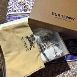 Burberry Shoes (Read Description))