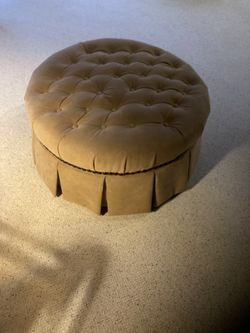 Excellent Condition Ottoman / Castellano, taupe, tutted, nailhead, round, casters.