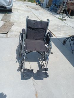 Silla D Ruedas Para Adulto Hasta 190 Libras Casi Nueva ..... Wheelchair For Adult Up To 190 Lb Almost New With Foot Rest