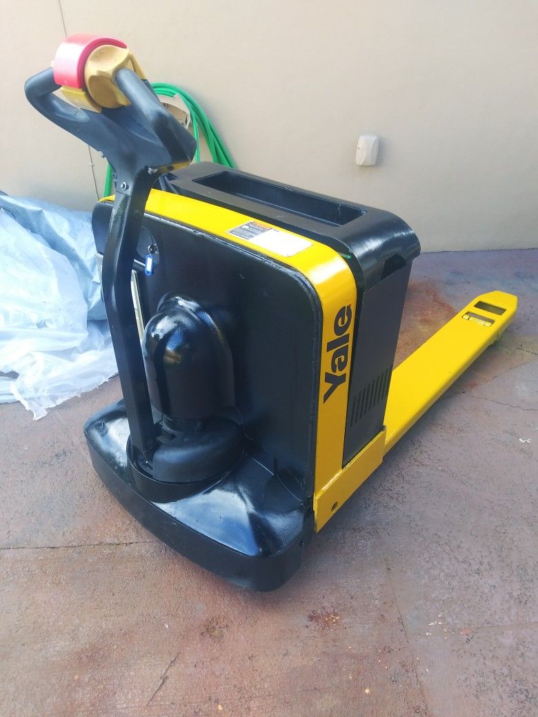 Yale Electric Pallet Jack for Sale in Miami, FL OfferUp