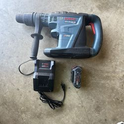 Bosch Rotary Hammer SDS Max with 4Ah Battery kit 