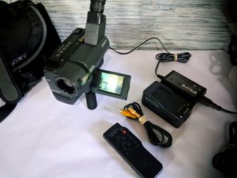 Sony Video 8XR Handycam Vision Model CCD-TRV25 NTSC w/ 2 chargers, connection cords, remote control
