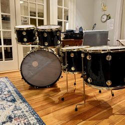 Black & Gold DW Collector’s Series 5-Piece Drum Set (Gator cases INCLUDED!)