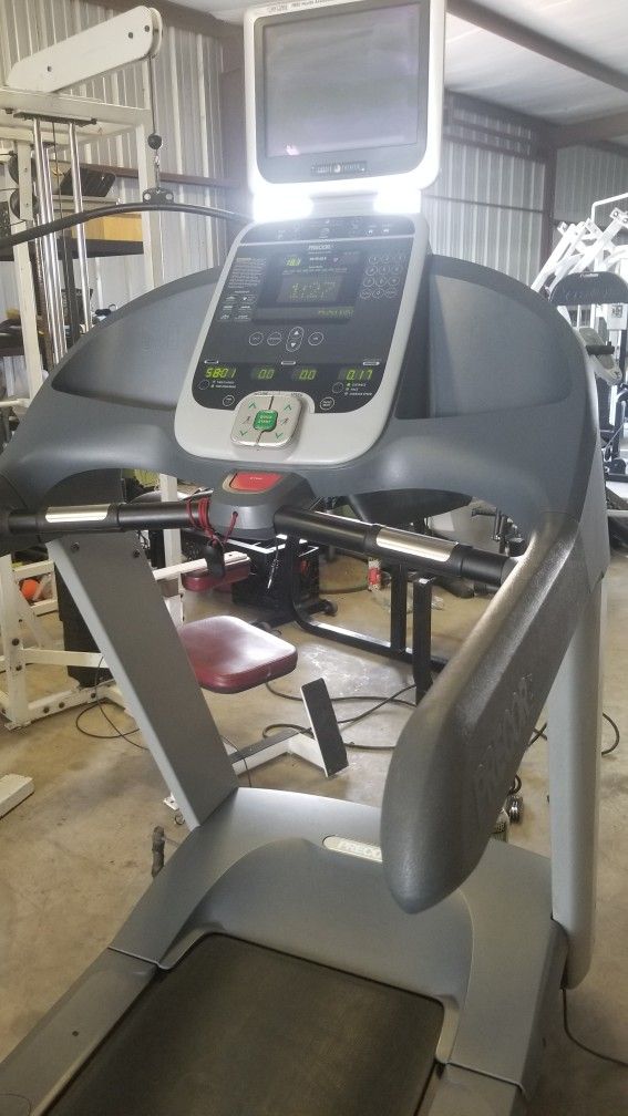 Precor 956i Treadmill Mercedes $975 Firm