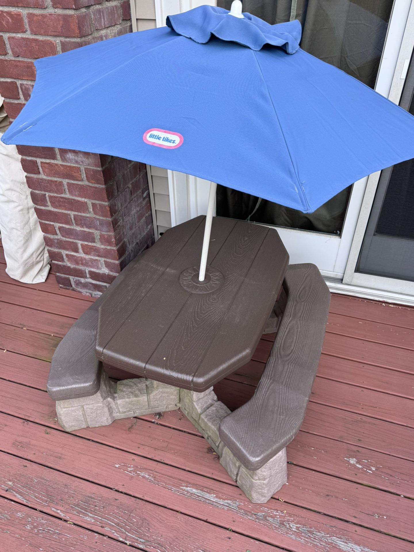 Outdoor Octagon picnic table and umbrella for kids