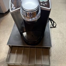Keurig Coffee Maker And Tray to Hold K Cups