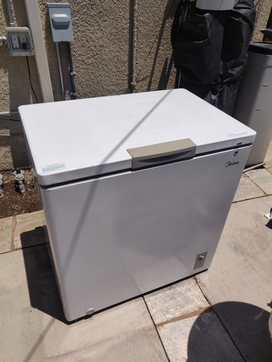 Midea Chest Fridge/Freezer 7cu ft