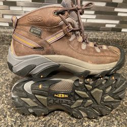 Keen Women’s Hiking Boots  Size 6.5