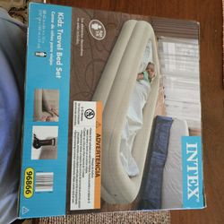 Intex Kidz travel bed set with pump