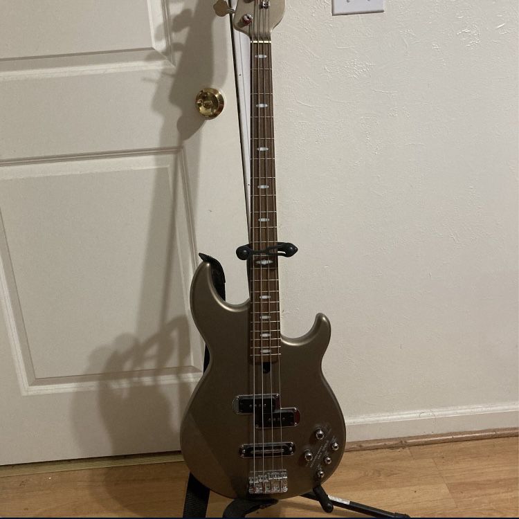Yamaha BB614 Bass Guitar